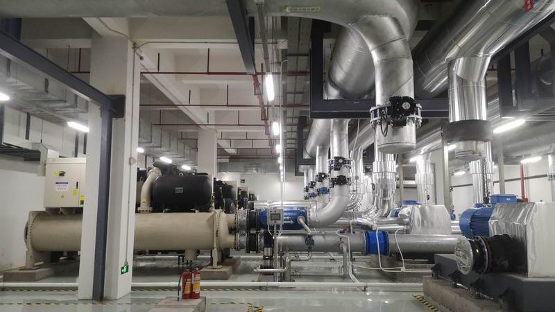 在选择冷水机时，需要根据实际需求选择合适的类型。以下是一些建议：